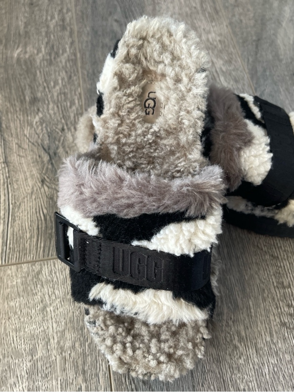 UGG Plush Shearling Slide Sandal in Black and gray - Picture 2 of 9